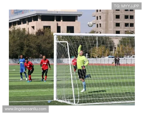 小孩儿与足球明星的奇妙邂逅梦想与激情交织的瞬间