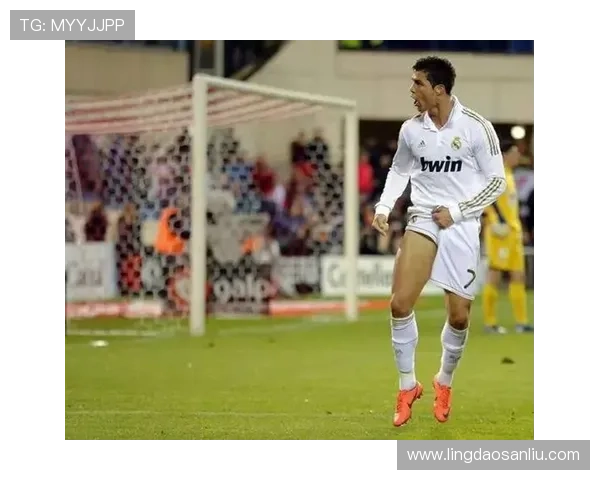 足球明星C罗亲笔签名背后的故事与价值解析